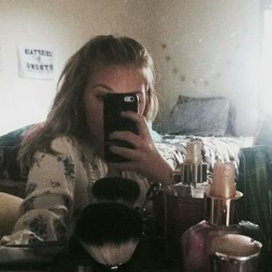 Meet your Posher, Alexis